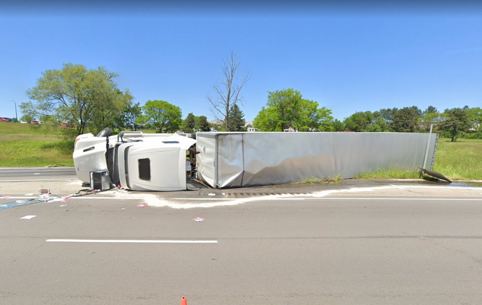 Опрокинувшийся грузовик стал звездой Google Map Фото 2