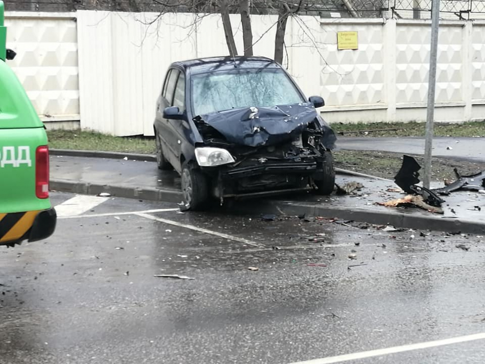 Ураган в Москве повалил на машины деревья и реклам Фото 3