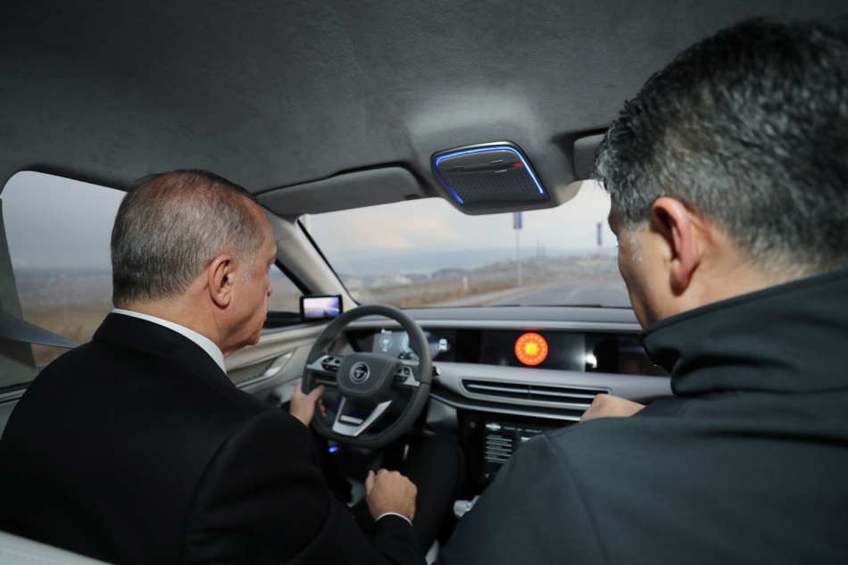 Эрдоган за рулем турецкого электрокроссовера TOGG