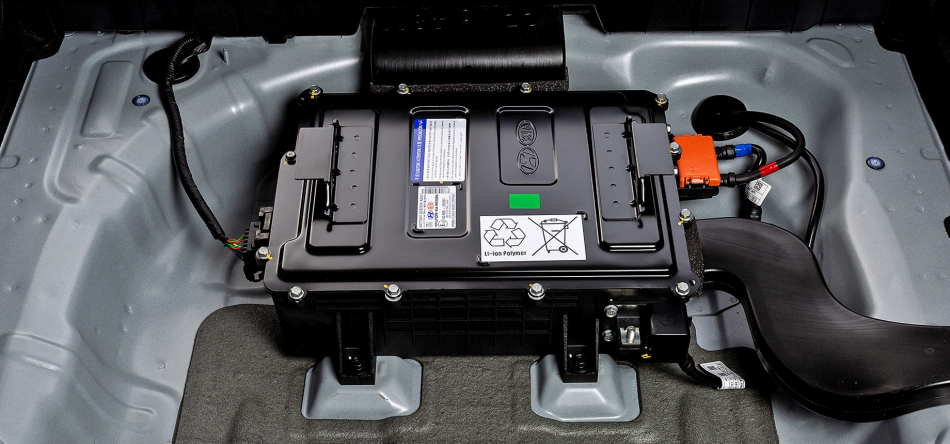 литий-полимерная батарея в нише для запасного колеса Kia Ceed
