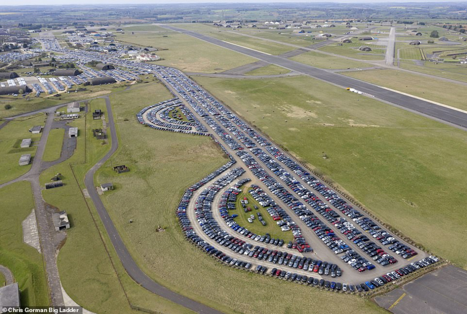 Парковка на 3 млрд рублей: непроданные машины отправили на заброшенную авиабаз Фото 2