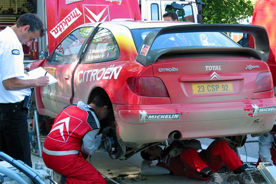 Citroen Xsara WRC на ремонте