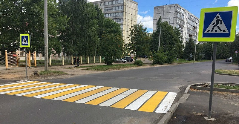 бело желтый пешеходный переход