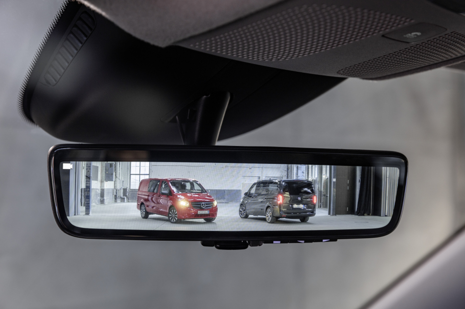 широкоформатный дисплей вместо салонного зеркала заднего вида на Mercedes-Benz Vito