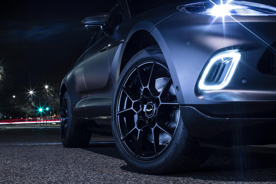 Покупатели кроссовера Aston Martin смогут рисовать интерьер сам Фото 4