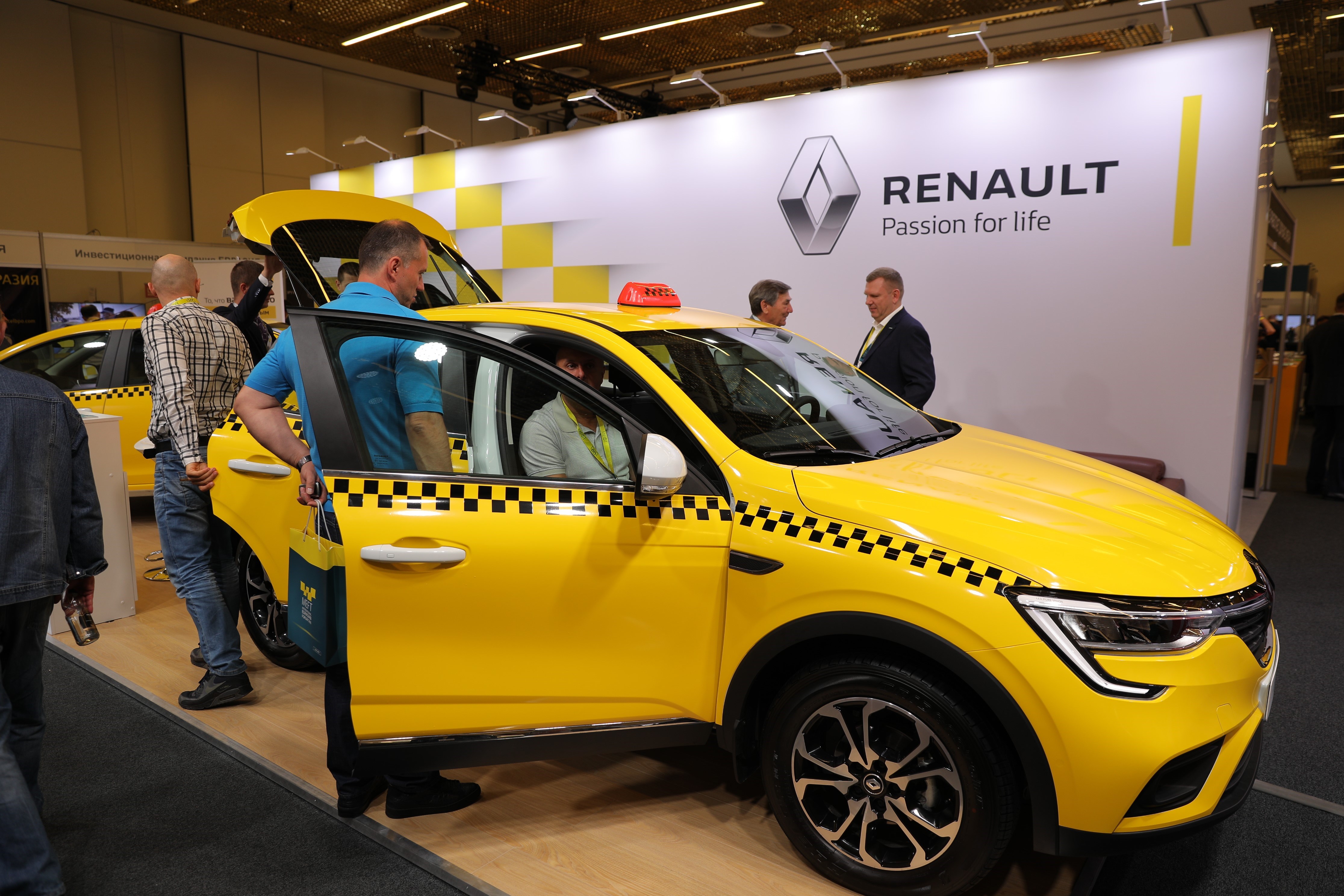 Такси renault. Рено Логан желтый такси. Машина такси Рено. Электрокары российского производства таксопарк.