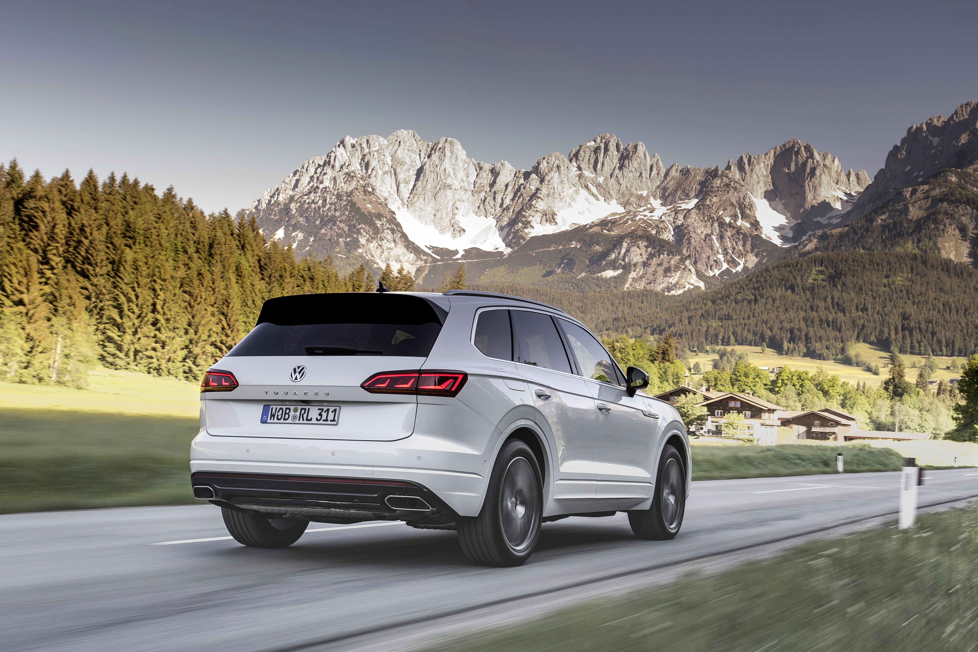 Volkswagen Touareg белый сзади